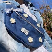 👖🌼 Ces petites fleurs crochetées viennent sublimer l’intemporelle banane jeans 

- Fleurs et tissus de chez Viala tissus - Ales 
——————

#sacbananefaitmain #madeinfrance #creationfrancaise #fannybag #sacbanane #bumbag