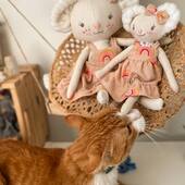 Dans les coulisses « Hey maman humain j’aime bien tes souris ! » 

#handmadedoll #mousedoll #clothdoll #dollmaker #babyshower #dollsewingpattern #studioserenpatterns @studioserenpatterns #animaldoll